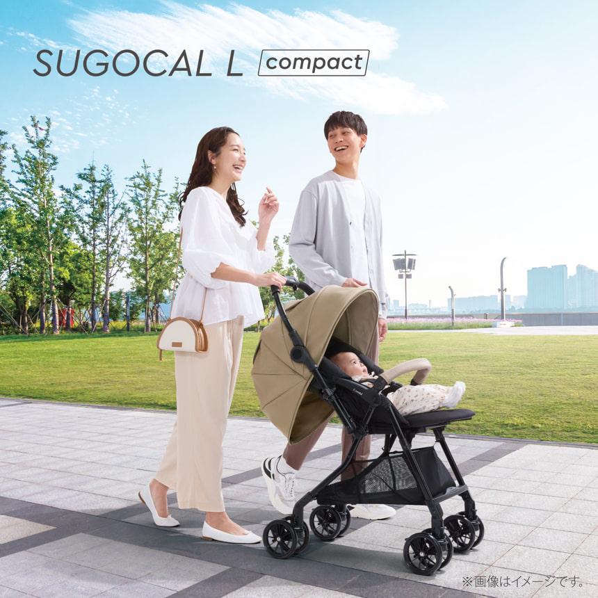 「かろやかな日々のそばに」SUGOCAL L パパとママが赤ちゃんと一緒にベビーカーでお散歩。スゴカルLの軽やかな使用感を表現。